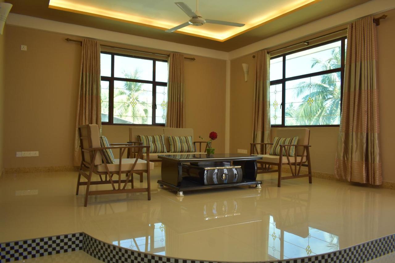 Calyx Grand Fuvahmulah Hotel Buitenkant foto